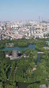 竖版航拍山东济南大明湖超然楼5A景区风景