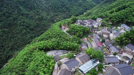 大山里的村庄航拍