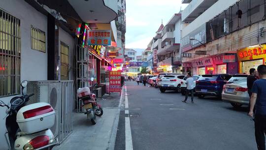 城市街道马路建筑步行街街商铺菜市场人流