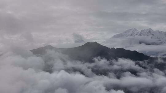 吉隆乃夏村雪山云海航拍