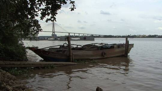 停泊在湄公河上的船