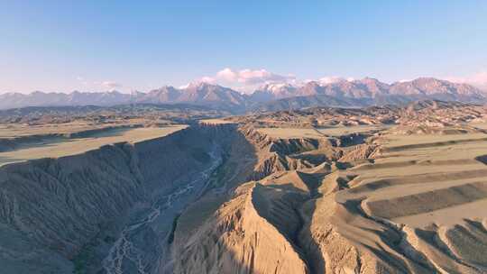 峡谷河谷安集海红色地质地貌自然险峻无人区