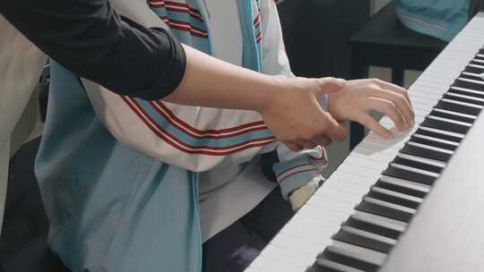 学校宣传电钢琴课堂老师学生键盘特写