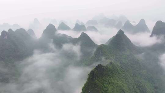 航拍广西桂林烟雨漓江水墨画