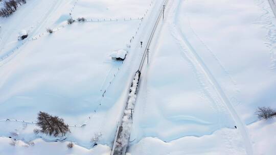 航拍行驶在雪地上的火车