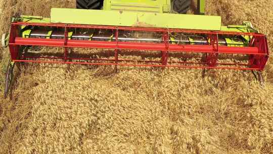 收割机收割粮食水稻麦子