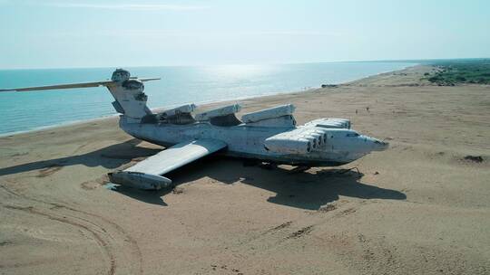 停在海边沙地的飞机