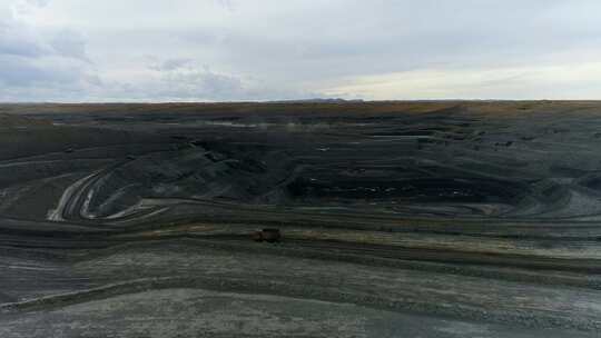 漏天煤矿采矿场大型机械设备在开采煤矿视频素材模板下载