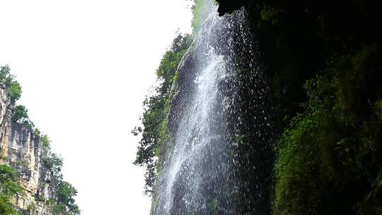 清泉从山间流下