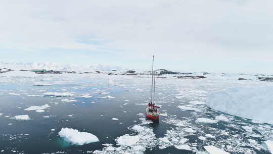 帆船游艇在南极洲旅行平静的浮冰