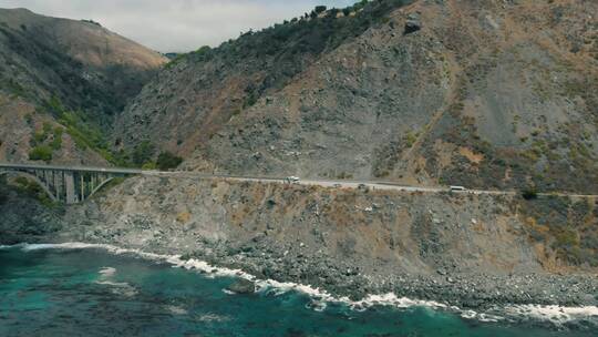 山脉海岸边的公路视频素材模板下载