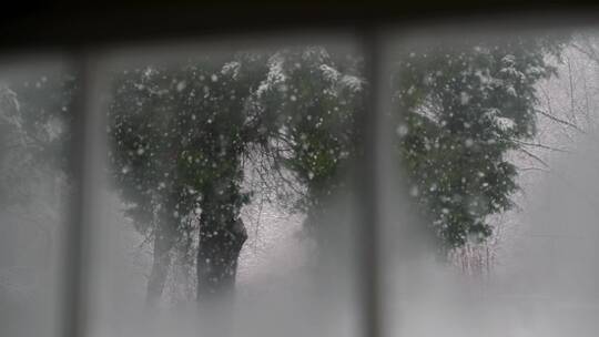 通过窗户拍摄下雪场景