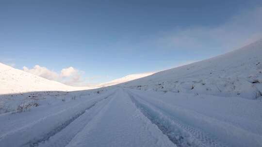 在山区县多尼戈尔的阴影下驾车穿过白雪覆盖的格伦韦赫国家公园