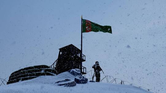 土库曼斯坦士兵在雪天边境视频素材模板下载