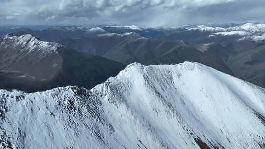 航拍四川甘孜沙徳镇观德结湖雪山