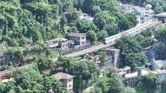 晴朗山城雾都重庆城市风光 李子坝轻轨穿楼