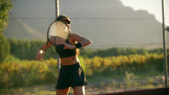 网球运动员在球场上打比赛