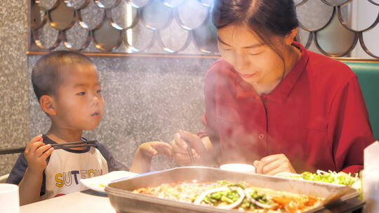 中国人母子餐厅吃烤鱼火锅