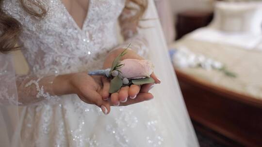 新娘双手捧着花朵