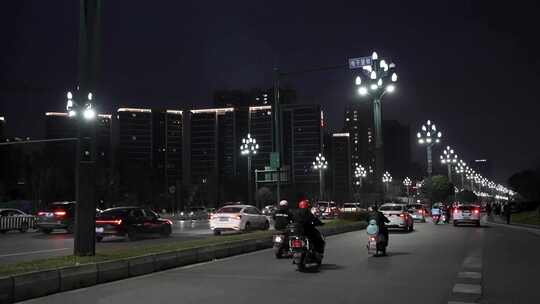 城市马路夜晚车流与行人景象