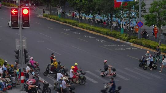 城市路口红绿灯过马路