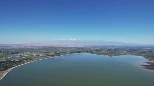 航拍新疆乌鲁木齐旅游青格达湖蓝色湖景