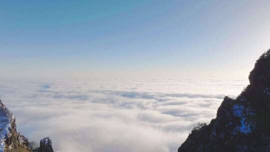 崇山峻岭与云海高山