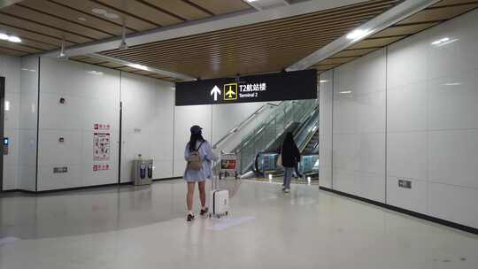 机场地下通道旅客行人视频素材模板下载