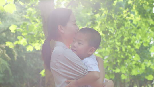 中国人女性母子公园乘凉避暑玩耍