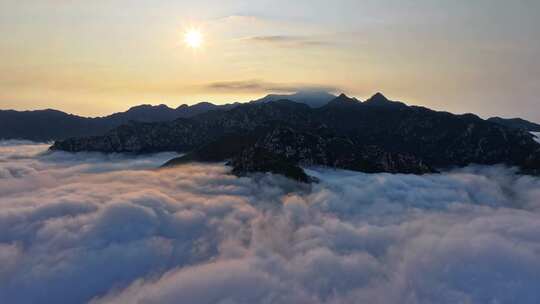 雨后泰山，云海翻腾宛若仙境