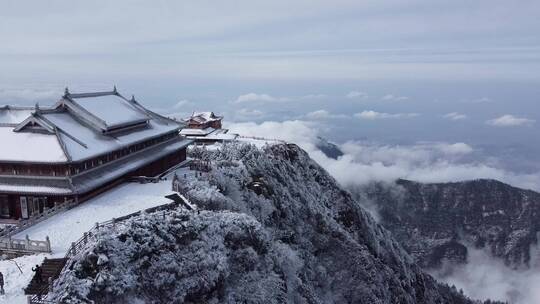 航拍佛教名山四川峨眉山金顶大佛，云雾缭绕视频素材模板下载