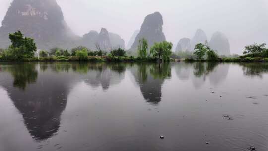 雨天湖景倒映绿树青山的宁静画面