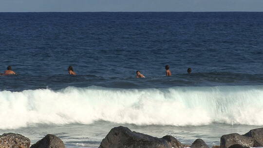 游客们在海洋冲浪