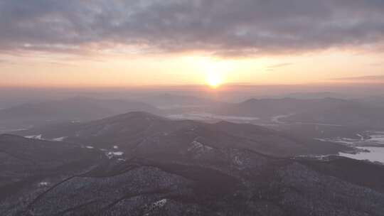 航拍冬季层峦大山暮雪