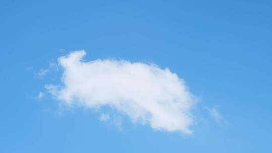 蓝天白云背景快速移动的云实拍时间流逝空镜