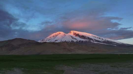 航拍帕米尔高原慕士塔格峰雪山日照金山风光