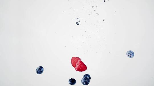 树莓蓝莓 水里