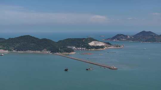 海上岛屿及船只全景