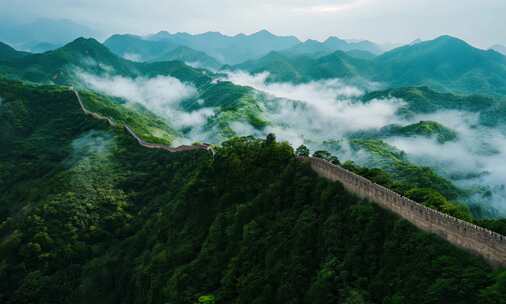 长城山间云雾环绕全景