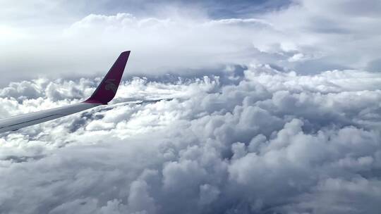民航飞机机翼穿越云层俯拍地面视频