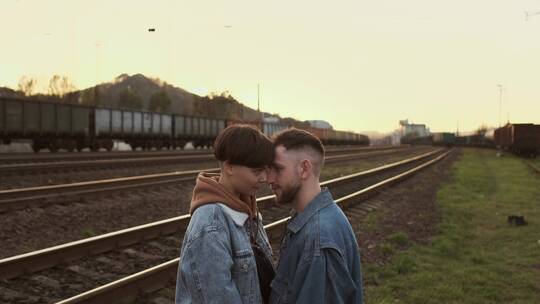 铁路轨道旁亲密站立的情侣视频素材模板下载
