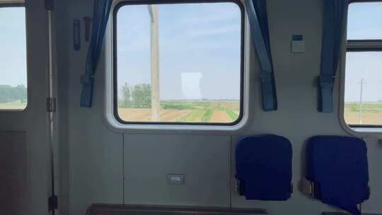 行驶中的火车窗外的村庄庄稼风景6