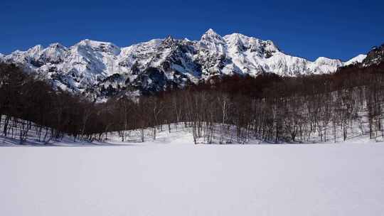 高原雪山雪景