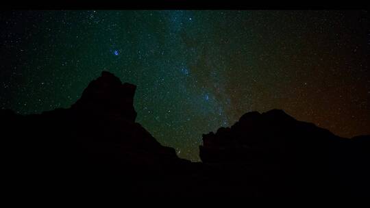 西藏夜空夜晚延时银河星轨自然风景