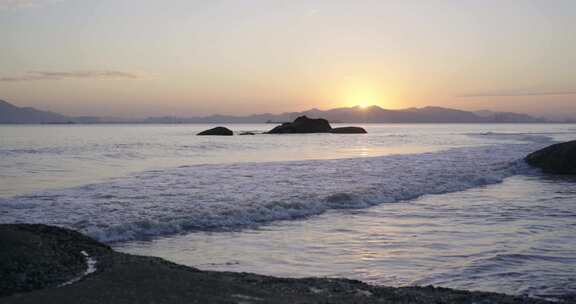 海边夕阳日落，海浪冲击沙滩和礁石带声音
