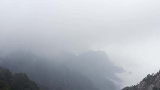 令人惊叹的低空飞行，穿越中国黄山多云的山