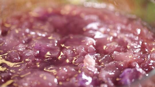 炖煮紫薯银耳羹