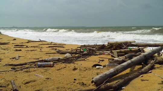 暴风雨后被污染的海滩尼甘布斯里兰卡