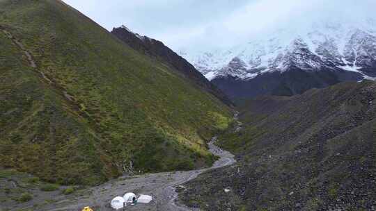 航拍四川川西那玛峰登山大本营营地帐篷