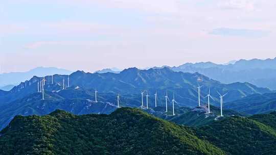 夏季绿色高山蓝天白云与风力发电机组